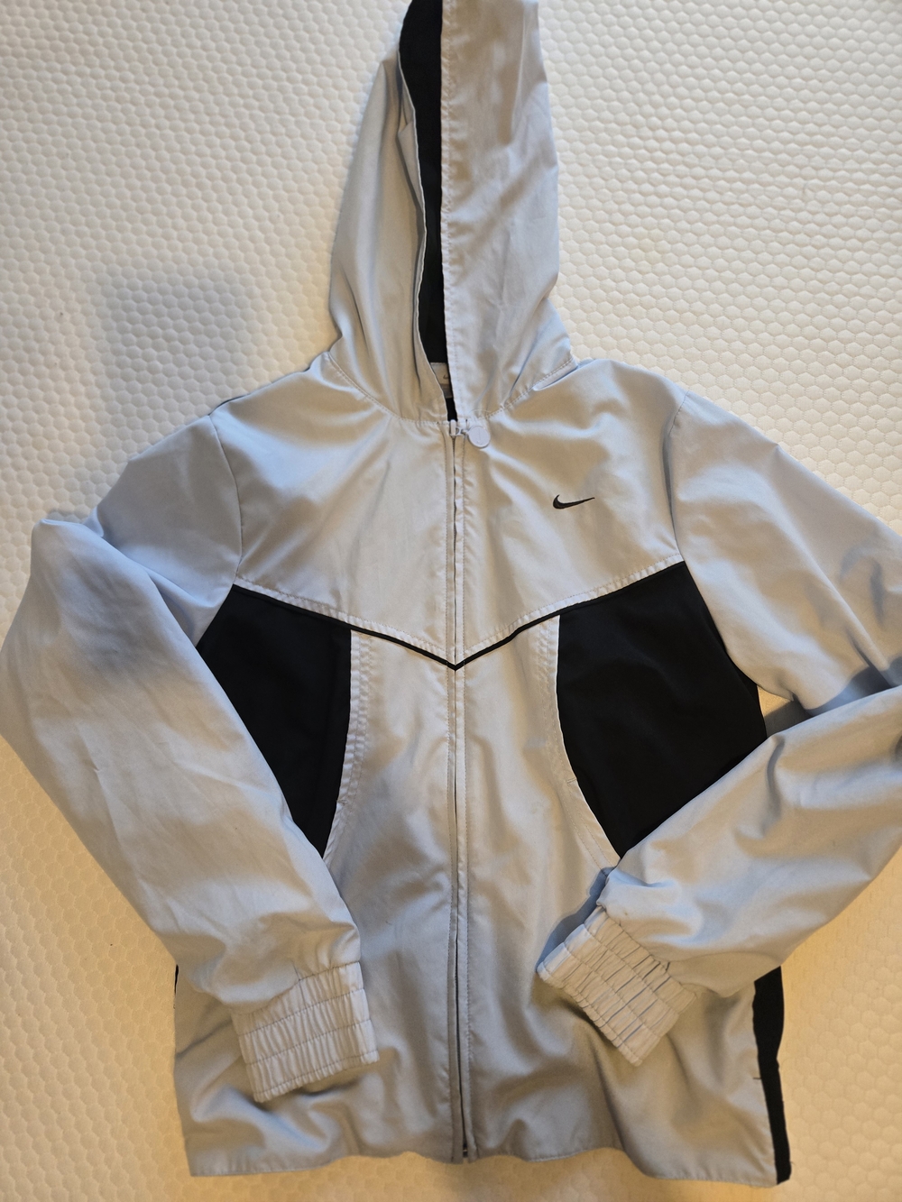 NIKE Light Gray and Black Hooded Windbreaker Jacket for Kids